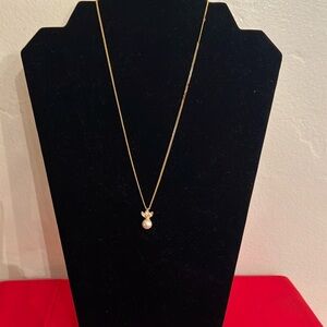 Pearl with tulip diamond necklace.